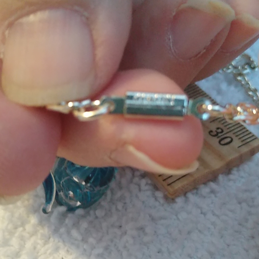 Silver tone necklace with swan pendent - Picture 4 of 8